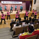 軽快なダンスを踊る久米地域の団体・リフレッシュ