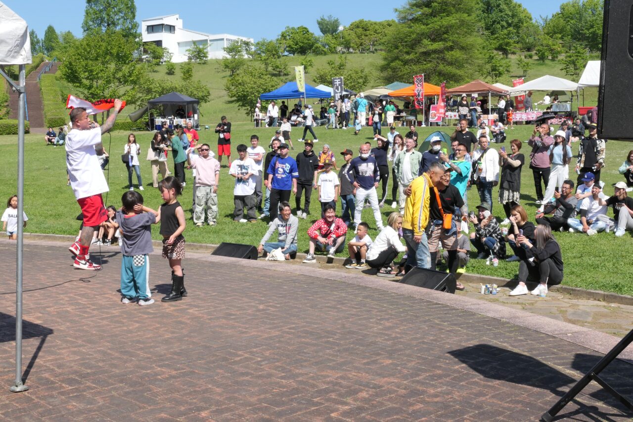 開放的な雰囲気の中で音楽を楽しむ人たち=岡山県津山市で