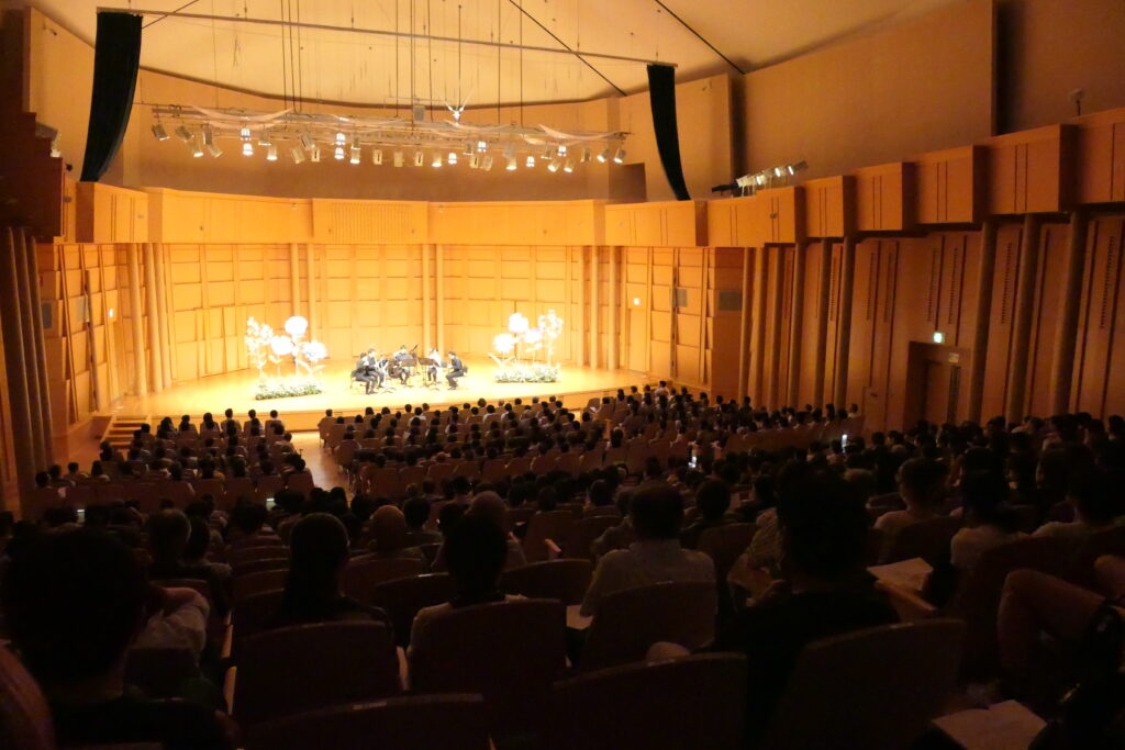 会場を埋め尽くし演奏に聴き入る観客