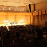 会場を埋め尽くし演奏に聴き入る観客