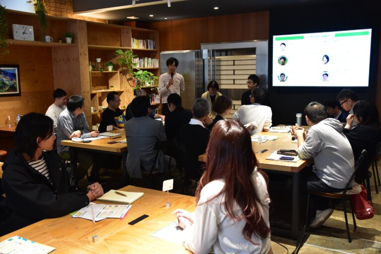 ソーシャルビジネスについて意見を交わす参加者=岡山県津山市で