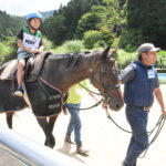 乗馬体験を楽しむ小学生=岡山県津山市で