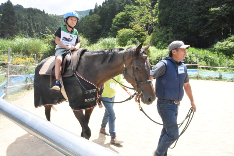 乗馬体験を楽しむ小学生=岡山県津山市で