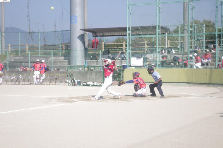 熱戦を繰り広げる選手たち（準決勝久米南町体協－津山クラブ）=岡山県津山市で