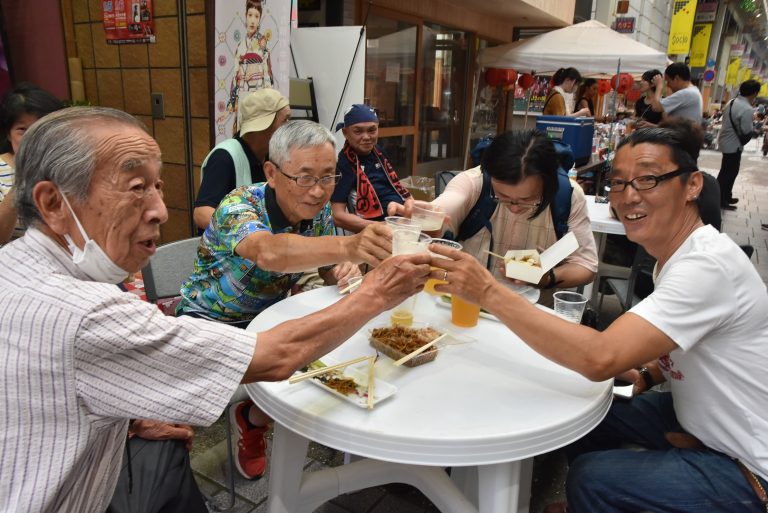 全国から集まったクラフトビールで乾杯する来場者