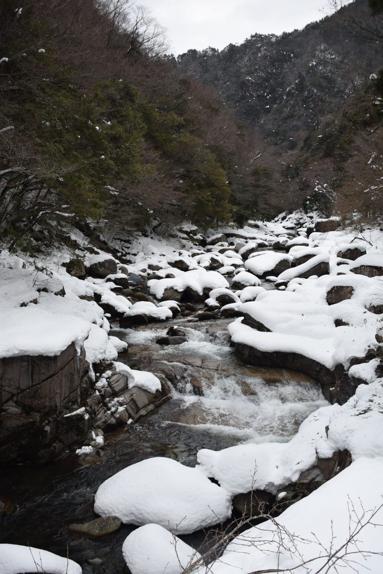 雪が残る奥津渓