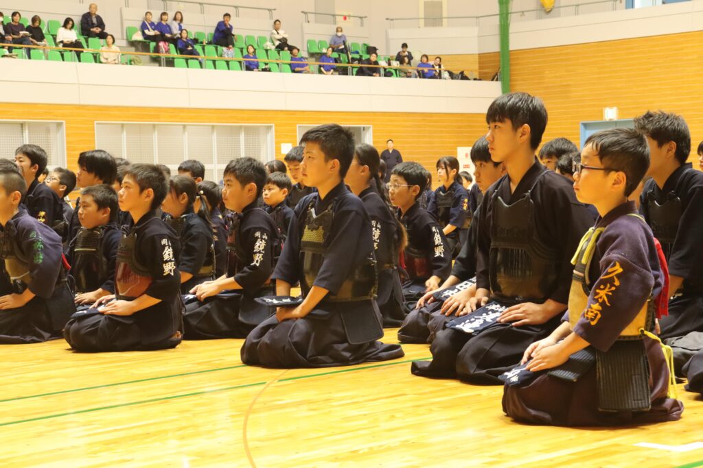 開会式であいさつに耳を傾ける少年剣士