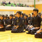 開会式であいさつに耳を傾ける少年剣士