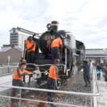 JR津山駅前のSLを洗車する職員たち=岡山県津山市で