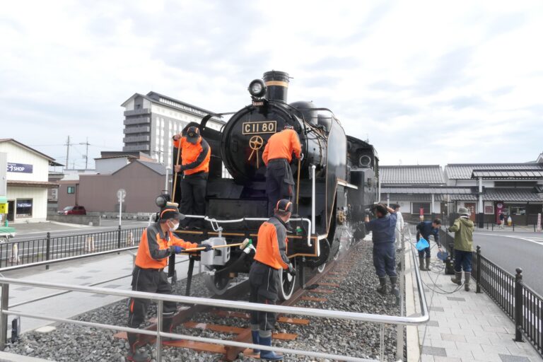 JR津山駅前のSLを洗車する職員たち=岡山県津山市で