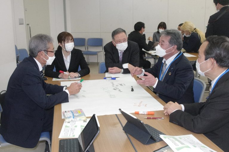 幼児教育について意見交換する学生と議員ら