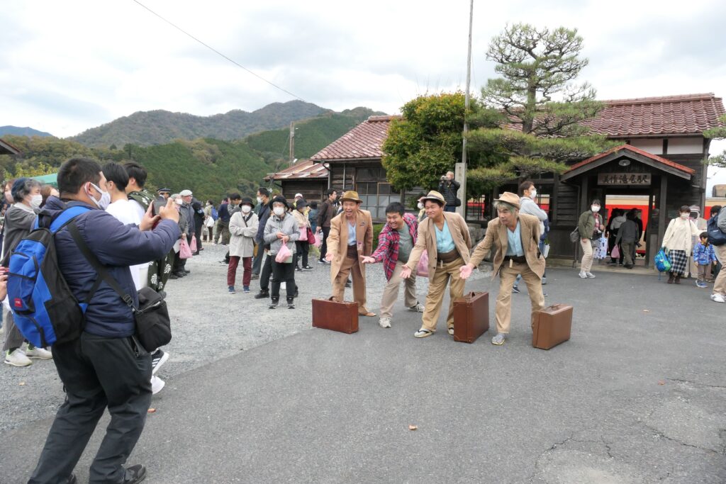 映画「男はつらいよ」の主人公・寅さんにふんした乗客