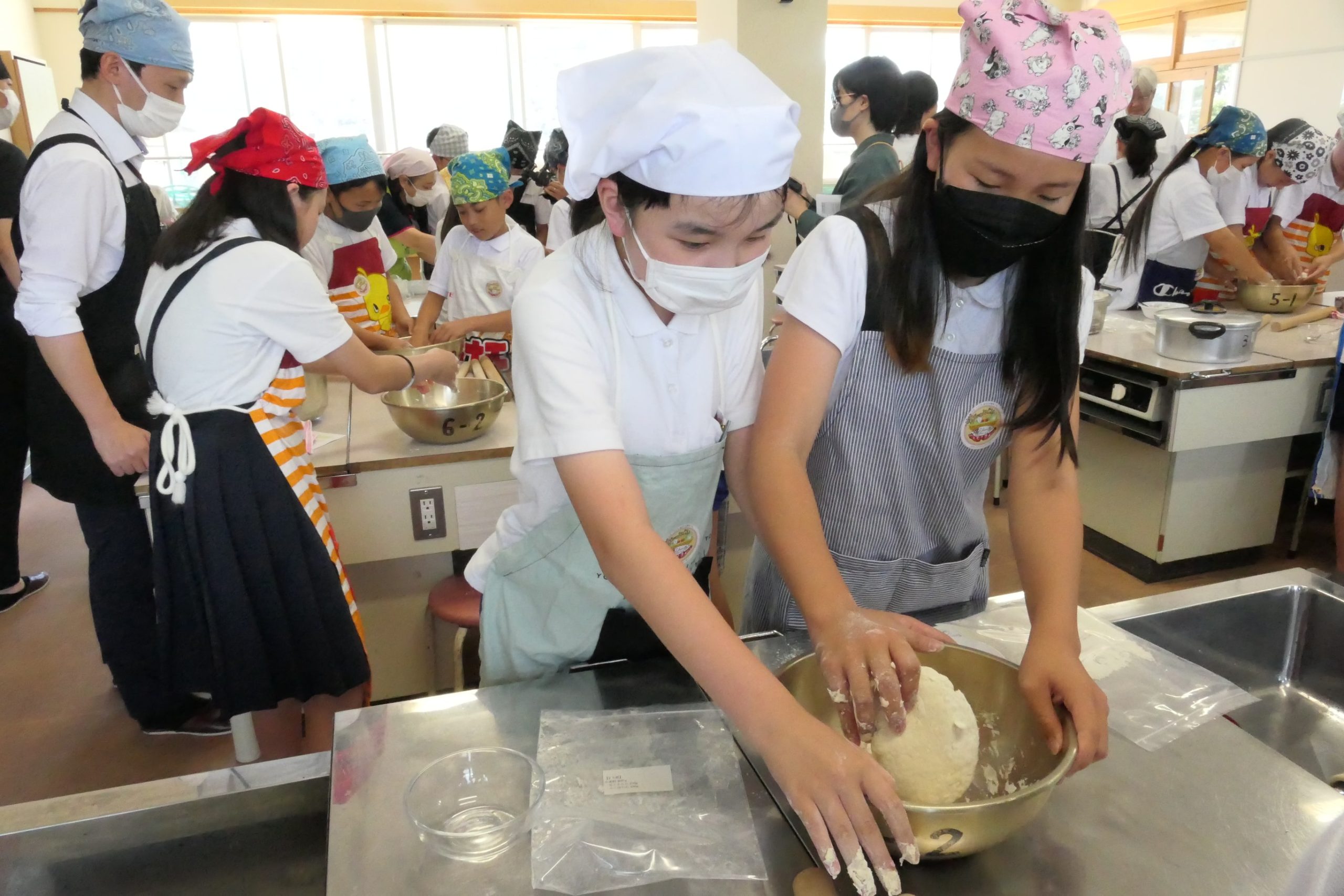 もちもちおいしい　地元産小麦で児童がうどん作り　「体重かけて頑張って」／岡山・津山市