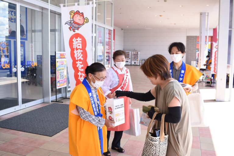 募金に応じる市民=岡山県津山市で