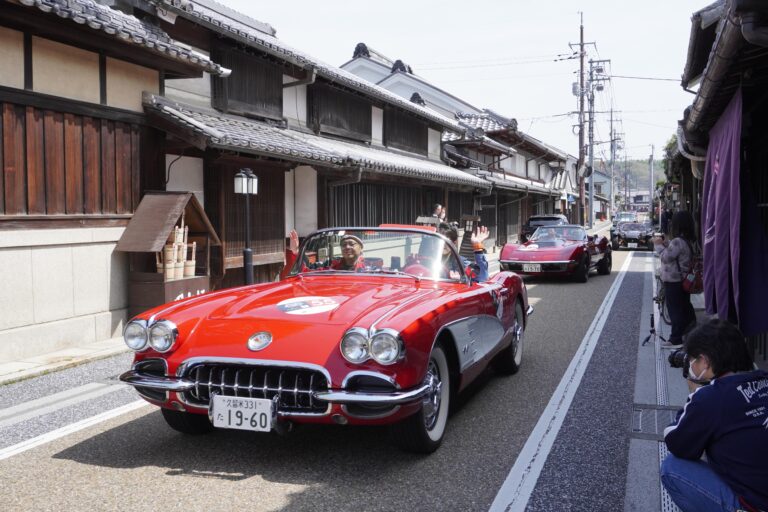 城東地区の旧出雲街道を駆け抜けるクラシックカー=岡山県津山市で