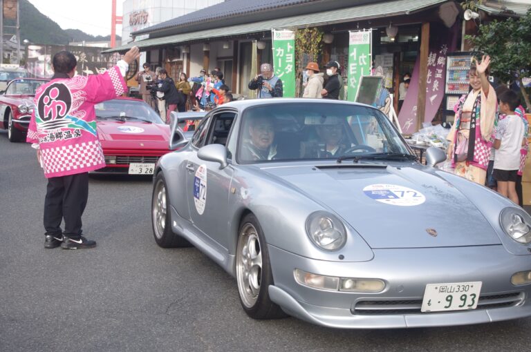 チェックインした名車に見入る行楽客=岡山県美作市で