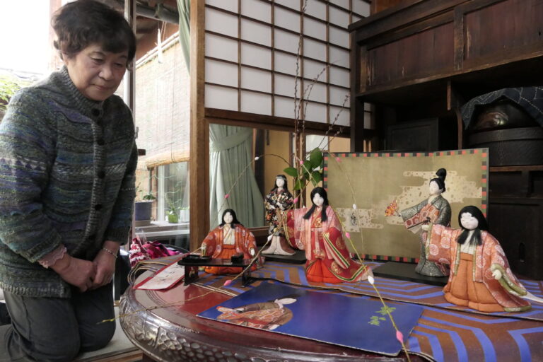 座敷に飾られた真多呂木目込み人形=岡山県津山市で