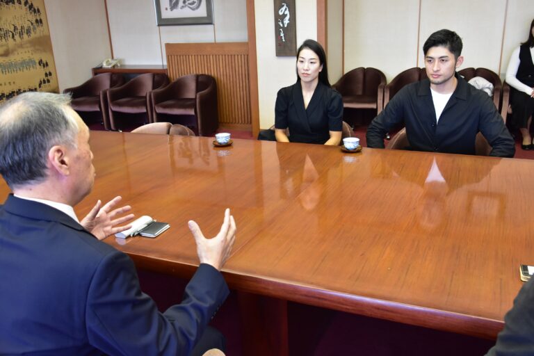 谷口市長を表敬訪問した野村選手と山崎選手
