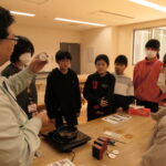 職員の話に耳を傾ける子どもたち