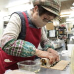 巻きずしを丁寧に作る吉川さん=岡山県津山市で