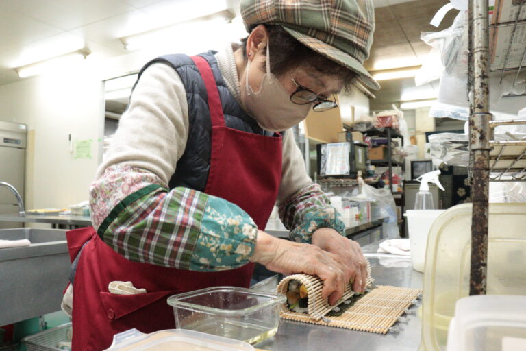 巻きずしを丁寧に作る吉川さん=岡山県津山市で