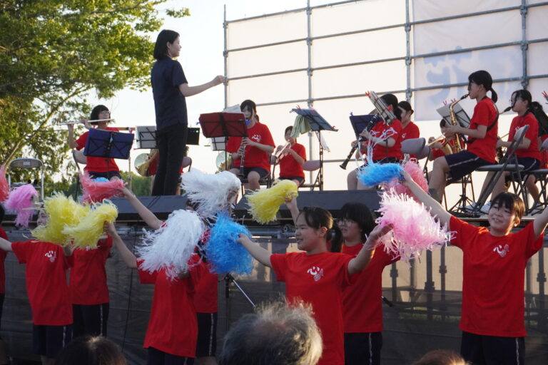 会場を盛り上げた津山東中学校吹奏楽部の演奏=岡山県津山市で