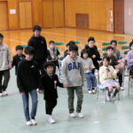 拍手で迎えられ入場する清泉小最後の新入生＝岡山県津山市で