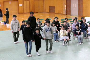 拍手で迎えられ入場する清泉小最後の新入生＝岡山県津山市で