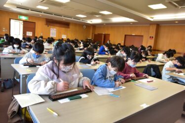 速さと正確さ競う　珠算競技大会に小中学生74人／岡山・久米郡