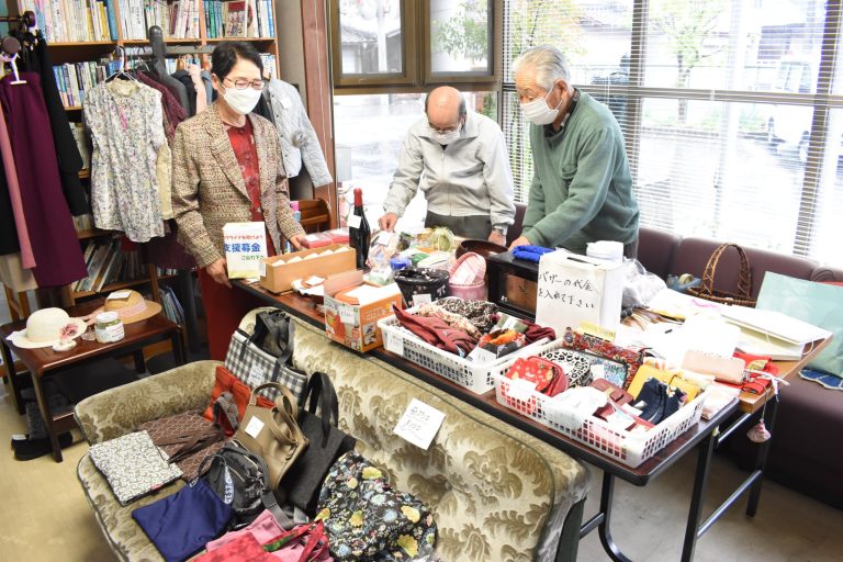 津山モラロジー事務所で開かれているチャリティーバザー