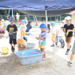 水遊びを楽しむ子どもたち=岡山県鏡野町で