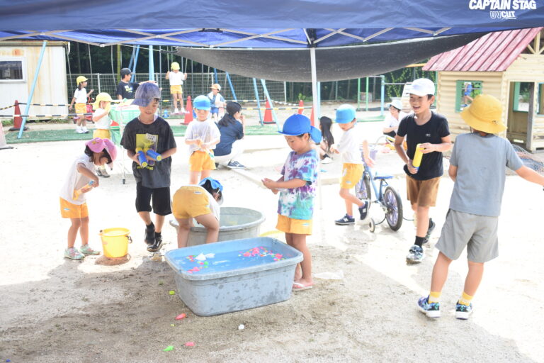 水遊びを楽しむ子どもたち=岡山県鏡野町で