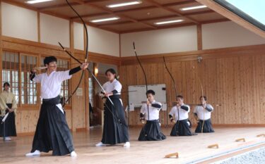 初射会で弓を引く参加者=岡山県津山市で