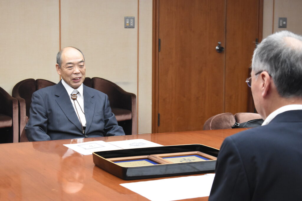 「県文化賞」を受賞した小椋さん