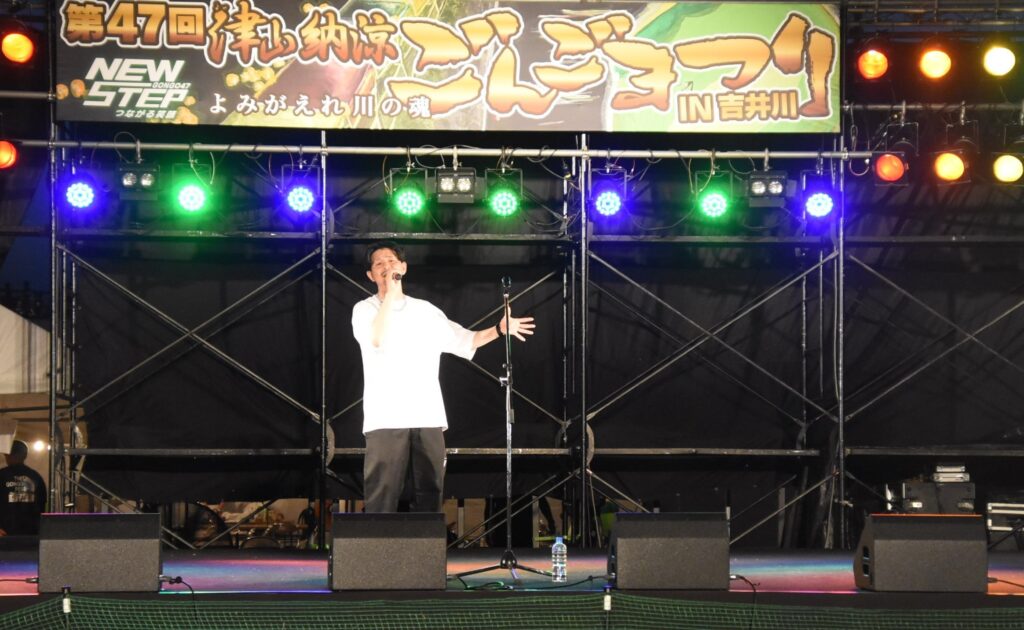吉井川に響き渡った4オクターブを自在に操る歌声