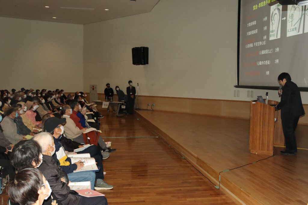 心臓病に関する知識を深める市民ら