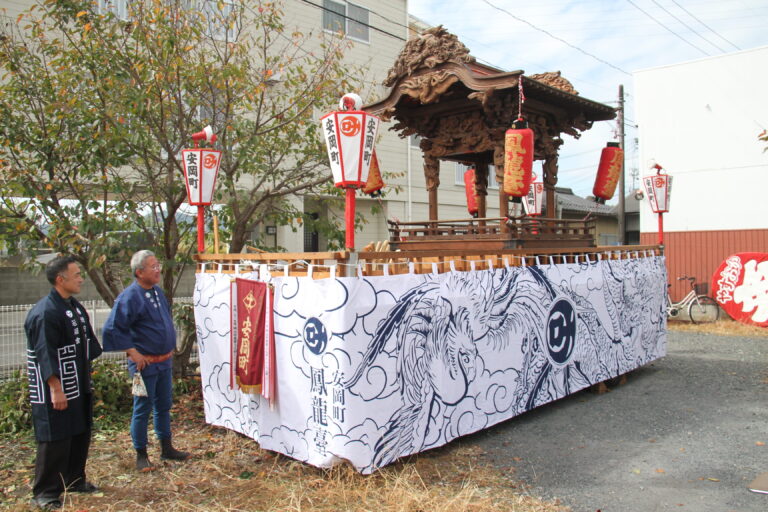新調した幕を取り付けた安岡町のだんじり「鳳龍臺」＝岡山県津山市で