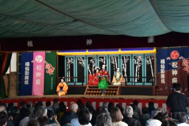 地元の伝統「地下芝居」　県重要無形民俗文化財の横仙歌舞伎　300人を魅了／岡山・奈義町　