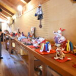 和布を生かした温かな手作り作品がずらり=岡山県奈義町で