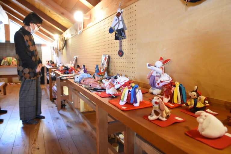 和布を生かした温かな手作り作品がずらり=岡山県奈義町で