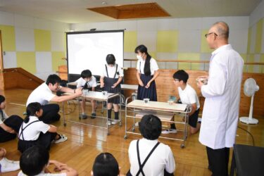 なぜ浮かぶ？　不思議な実験通して学ぶ出前講座　「自由研究に生かしたい」／岡山・津山市