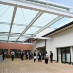 園舎1階の中央に設けられた広い「プレイロット」=岡山県勝央町で