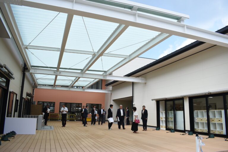 園舎1階の中央に設けられた広い「プレイロット」=岡山県勝央町で