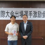 ハワイ諸島で開かれる国際4大会に出場する杉山さん（左）＝奈義町生涯学習課提供