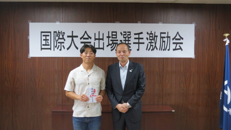 ハワイ諸島で開かれる国際4大会に出場する杉山さん（左）＝奈義町生涯学習課提供