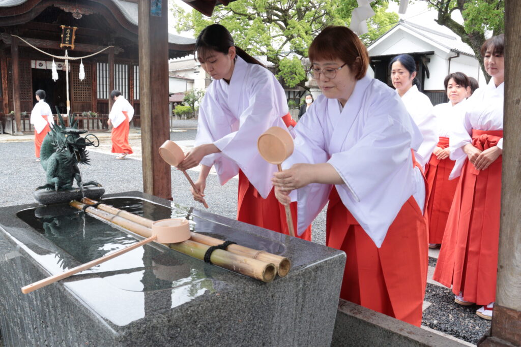 体験を前に手を清める参加者