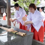 体験を前に手を清める参加者