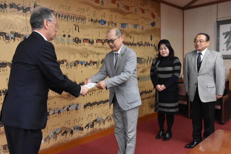 岸部会長から目録を受け取る谷口市長=岡山県津山市で