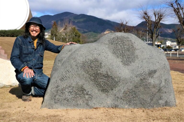 石彫「山は見ている」と滞在制作した阿部光成さん