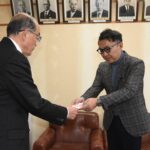 髙山社長（右）から目録を受け取る坂手会長=岡山県津山市で